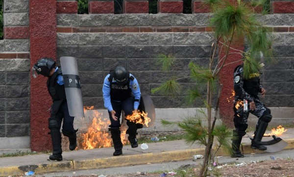La bomba molotov que impactó contra tres policías hondureños