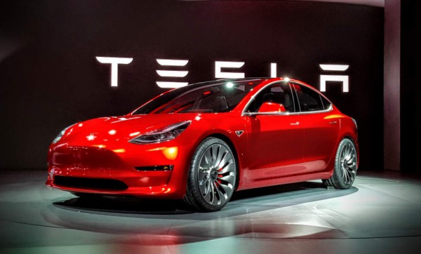 Fallas de sus autos no molestan a clientes de Tesla