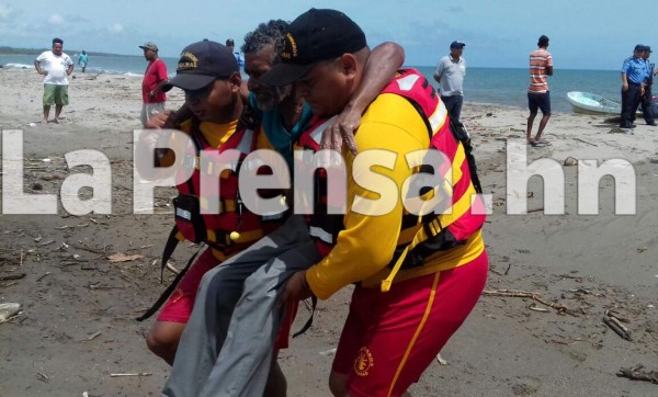 Rescatan a siete pescadores tras naufragar en La Ceiba