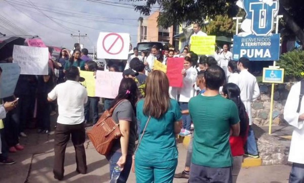 Médicos en servicio social protestan por la falta de fondos   
