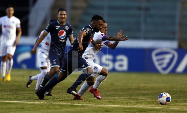 Reinieri Mayorquín y Edwin Rodríguez en la disputan por el balón. Foto Marvin Salgado