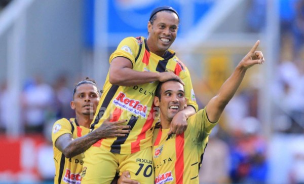 Ronaldinho se roba el show en Partido por la Paz en Honduras