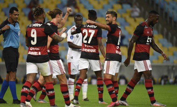 Flamengo golea en el regreso del fútbol a Sudamérica
