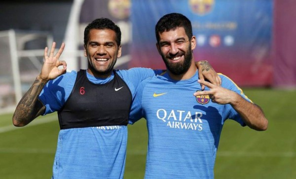 Alves y Turan estarían negociando su salida del Barcelona