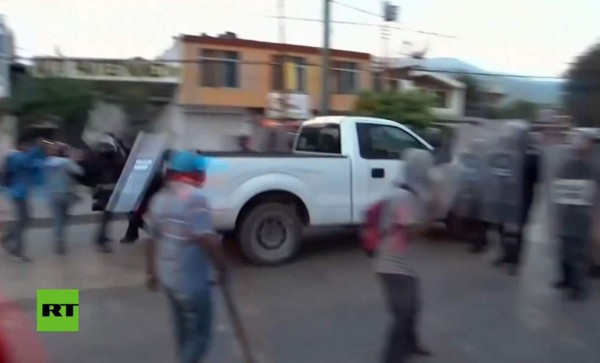 Hombre lanza su carro contra un grupo de personas