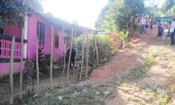 La vivienda donde quedó el cuerpo de la víctima fue acordonada por la Policía Nacional.