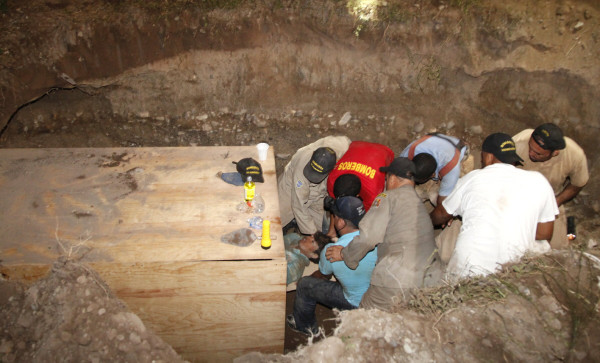 Rescatan a albañil tras 15 horas soterrado en un pozo en La Ceiba