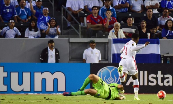 Video: Jugador canadiense falla gol frente al arco