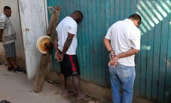 Capturan a cinco hombres con 60 kilos de cocaína en Roatán