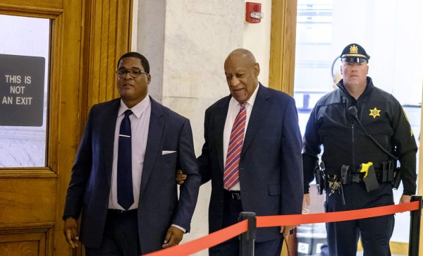 Bill Cosby (C) arrives at the Montgomery County Courthouse on the third day of his sexual assault trial June 7, 2017 in Norristown, Pennsylvania. / AFP PHOTO / POOL / Ed Hille