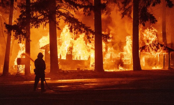 California arde: los incendios se meten en la pelea por la gobernación  