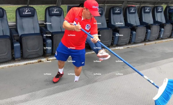 Utilero del Olimpia hace una limpia en banquillo albo por Diego Vázquez