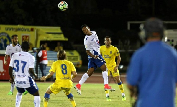 Bryan Acosta debuta con el Tenerife frente a Las Palmas
