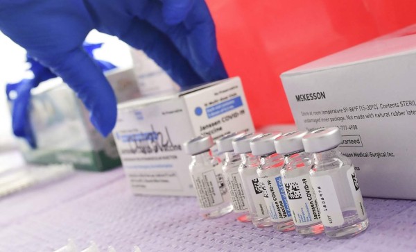 Vacuna JyJ debería incluir advertencia de coágulos sanguíneos, asegura regulador europeo