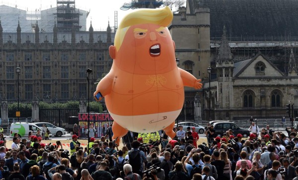 El globo del 'bebé Trump' en pañales se alza frente al Parlamento de Londres