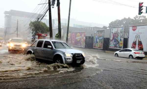 Destrucción, caos y congestionamiento deja lluvia en San Pedro Sula