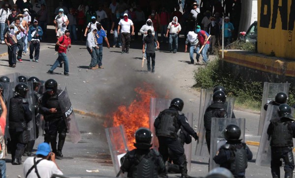 Peña Nieto no descarta 'el uso de la fuerza' tras violentas protestas