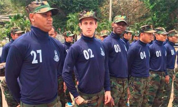 Georgie Welcome entrena como militar en Tailandia