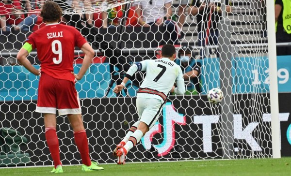 Budapest (Hungary), 15/06/2021.- Cristiano Ronaldo (R) of Portugal scores the 2-0 goal during the UEFA EURO 2020 group F preliminary round soccer match between Hungary and Portugal in Budapest, Hungary, 15 June 2021. (Hungría) EFE/EPA/Tibor Illyes / POOL (RESTRICTIONS: For editorial news reporting purposes only. Images must appear as still images and must not emulate match action video footage. Photographs published in online publications shall have an interval of at least 20 seconds between the posting.)