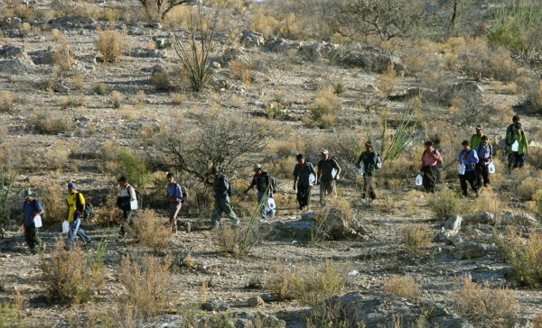 Los 'coyotes' aumentan tarifa para llevar a migrantes a EUA