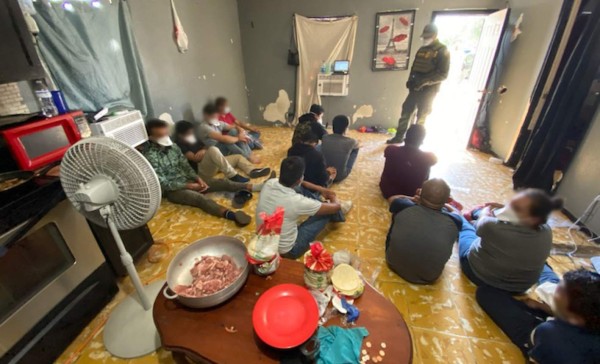 Hallan a 35 migrantes ilegales en tres casas en Estados Unidos