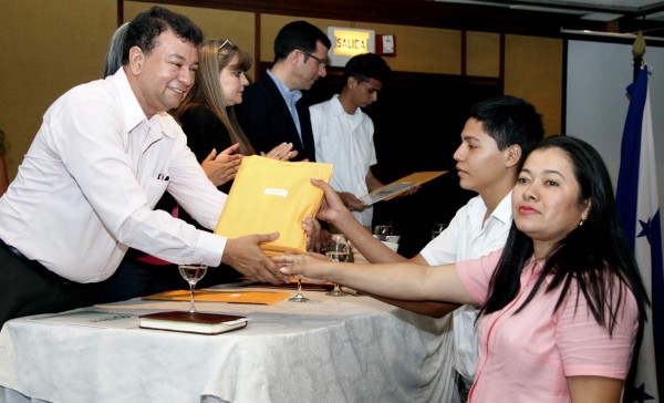 Certifican a jóvenes en habilidades laborales