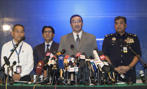 Familiares de avión de Malaysian Airlines irrumpen en sala de prensa