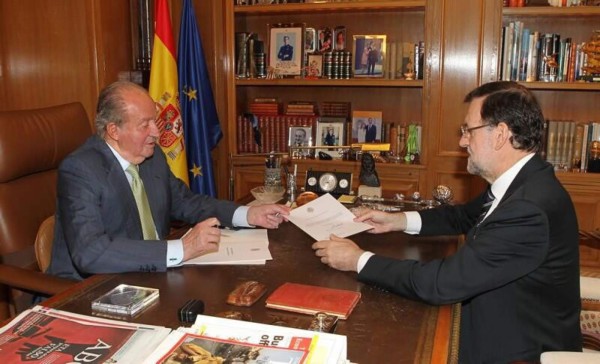El rey Juan Carlos de España abdica a favor del príncipe Felipe