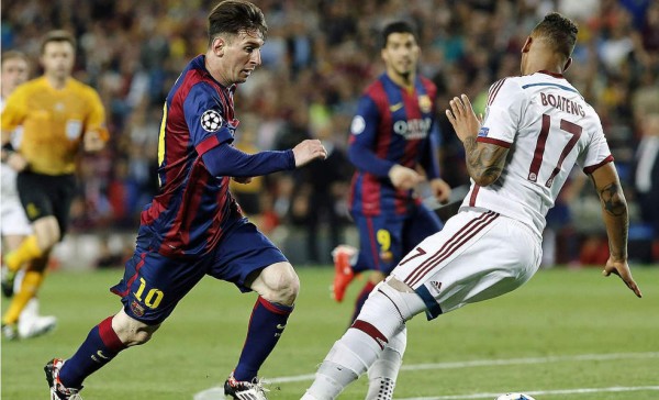 Jérome Boateng se ríe de su caída tras el regate de Messi