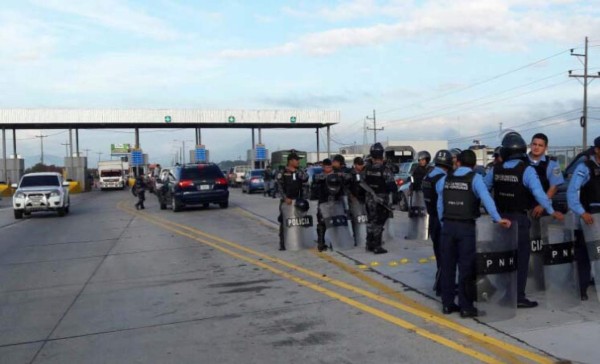 En protesta conductores se resisten a pagar peaje en San Manuel