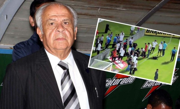 ¡TERRIBLE! Fallece entrenador en plena cancha previo a un partido en México