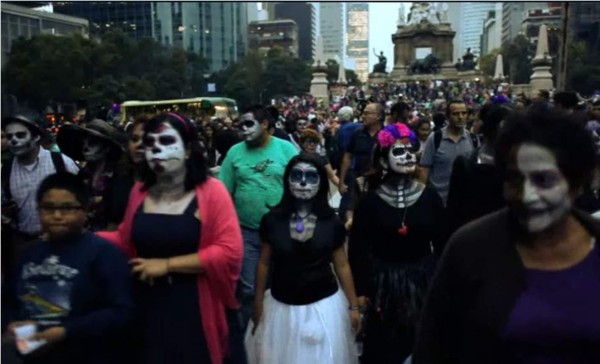 Méxicanos se visten de la muerte y celebran la vida