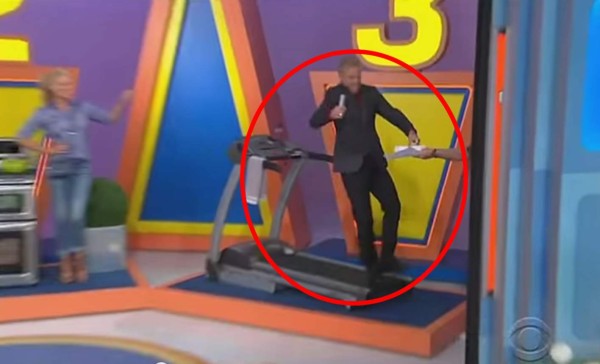 Justo el momento cuando el presentador se cae de la caminadora. Foto YouTube.