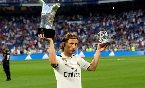 Modric recibe el premio al mejor jugador madridista de septiembre