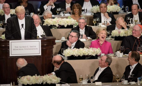 Trump y Clinton provocan risas y comentarios ácidos en cena benéfica