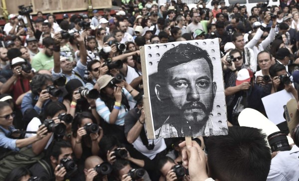Protestan contra Peña Nieto por asesinato de fotógrafo