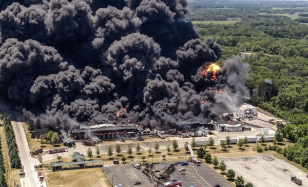 Evacúan a cientos de personas tras explosión en una planta industrial en Illinois, EEUU