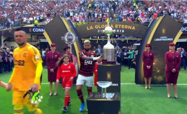 'Gabigol' no se pudo resistir y tocó la Copa al entrar a la cancha para la final de la Libertadores.