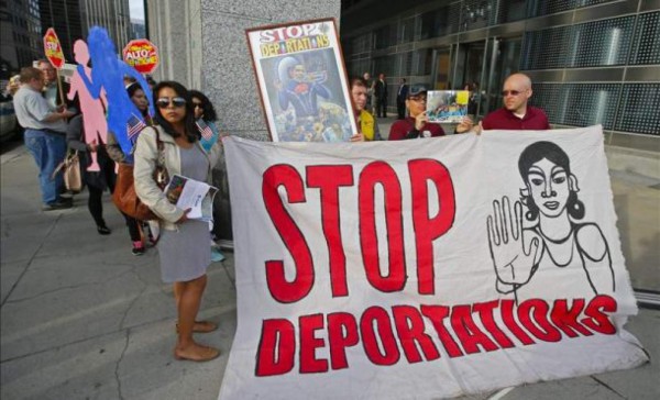Activistas presentan propuesta de Obama como 'Deportador en Jefe'
