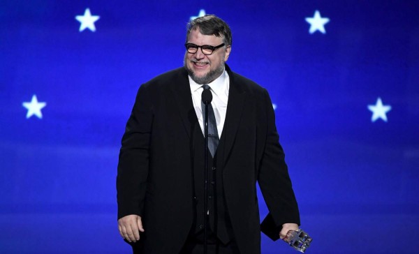 Guillermo del Toro se llevó el premio a mejor director por su cinta 'The Shape of Water'. AFP.