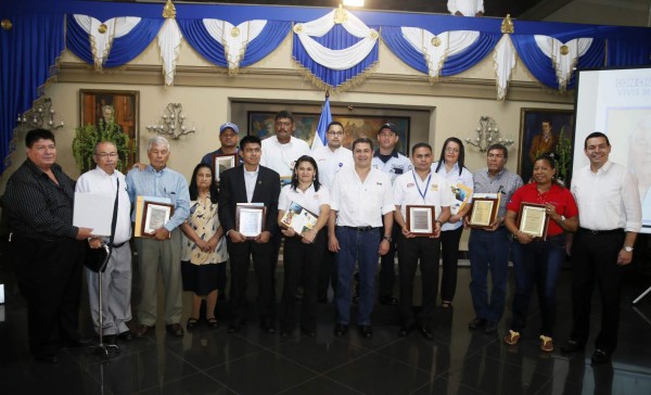 Presidente de Honduras reconoce labor de trabajadores