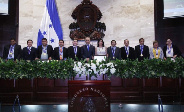 Congreso de Honduras entrega reconocimientos a periodistas destacados