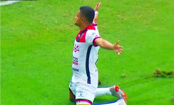 Así celebró Roger Rojas su golazo contra el Saprissa.