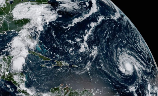 Irma se mantiene como 'poderoso huracán”