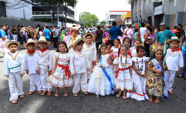 Colegios de Honduras continúan hoy desfiles de fiestas patrias