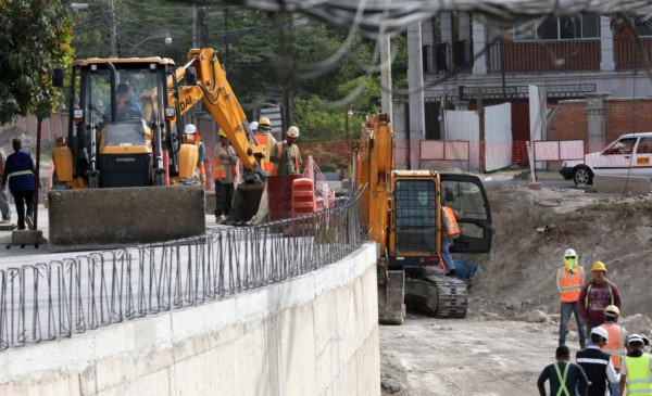Gobierno anuncia que el cemento bajará L30 para obras públicas y vivienda social   