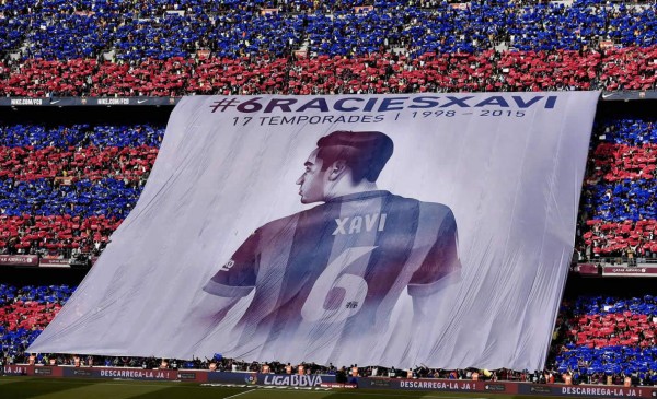 VIDEO: El homenaje del Camp Nou a Xavi Hernández