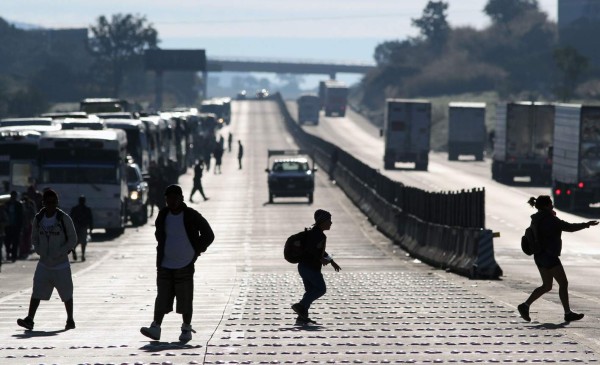 Caravana de migrantes acelera su avance y empieza a llegar a Tijuana