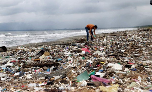 Guatemala empieza a detener basura en río Motagua