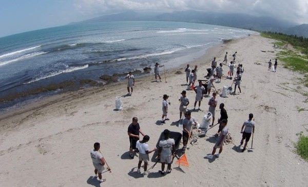 Más de 600 toneladas de basura recogen en playas de Omoa